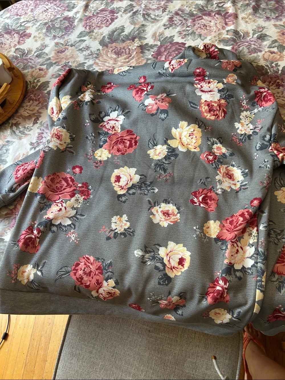 NWT Ardene Gray Hoodie with Rose and Cream Floral Pattern Size M - Picture 3 of 5